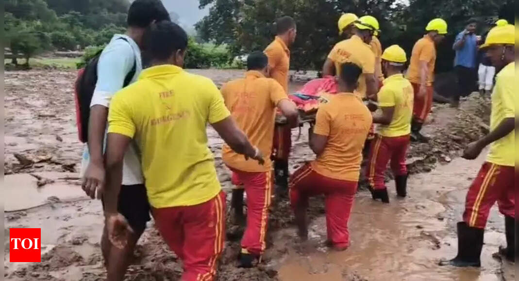 अग्निशमन सेवा के कर्मियों द्वारा भूस्खलन के गजापति जिले में गर्भवती महिला का बचाव | भुवनेश्वर समाचार