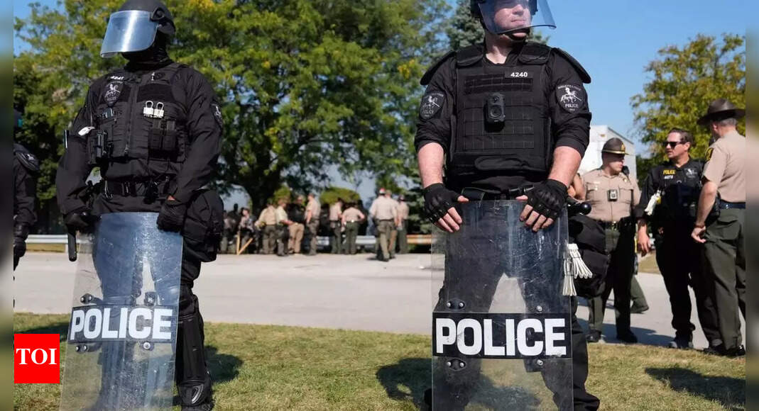 शिकागो में तनाव: संघीय एजेंटों ने महिला को गोली मार दी, यह दावा करते हुए कि वे 10 कारों द्वारा ‘नकद में’ थे; वह एक सशस्त्र खतरा थी