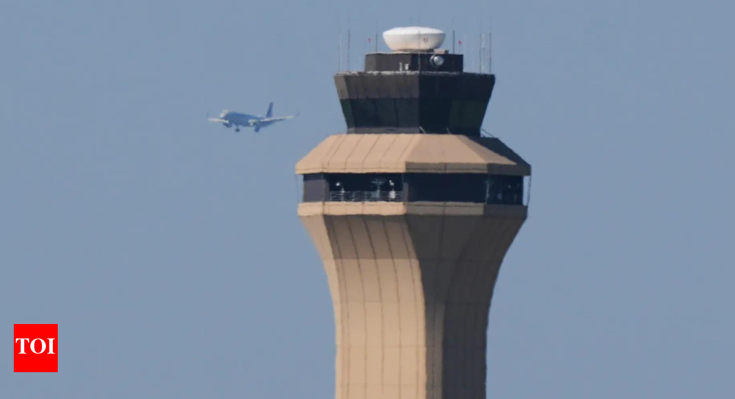 संयुक्त राज्य अमेरिका के अलावा: बर्बन हवाई अड्डे को घंटों तक नहीं रखा गया; मुख्य अमेरिकी हवाई अड्डों पर जमीन में देरी की उम्मीद है।