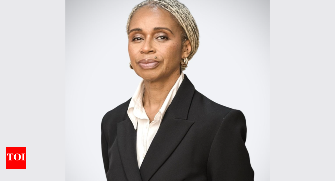 वह महिला जो कैमरून के राष्ट्रपति की 43 -वर्ष की सरकार को समाप्त करने की हिम्मत करती है