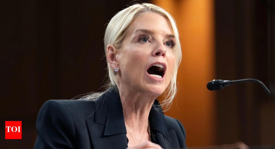 सीनेट की सुनवाई में पाम बोंडी का आक्रामक रुख जारी: सीनेटर ब्लूमेंथल पर झूठ बोलने का आरोप लगाया; एप्सटीन के सवालों से बचता है