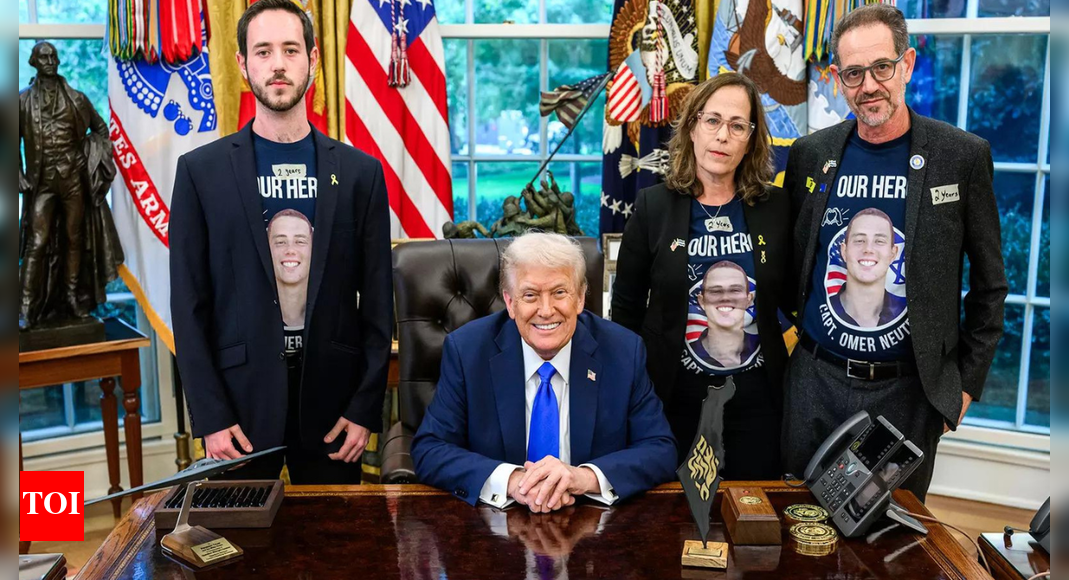 ‘आशावादी’: गाजा शांति वार्ता के बीच डोनाल्ड ट्रंप ने मारे गए आईडीएफ बंधक और सैनिक के परिवार से मुलाकात की; उनकी वापसी के प्रति प्रतिबद्धता की पुष्टि करता है