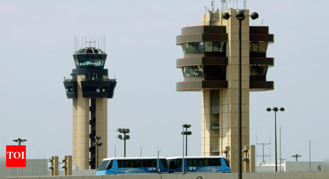 अमेरिकी शटडाउन: प्रमुख हवाई अड्डों पर उड़ान में देरी की सूचना; पायलट नियंत्रकों के बिना संचालन का प्रबंधन करते हैं।