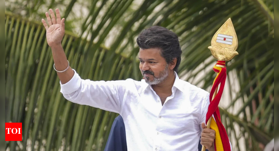 करूर भगदड़: टीवीके ने मद्रास एचसी के आदेश के खिलाफ सुप्रीम कोर्ट का दरवाजा खटखटाया; पुलिस के नेतृत्व वाली एसआईटी जांच पर सवाल | भारत समाचार