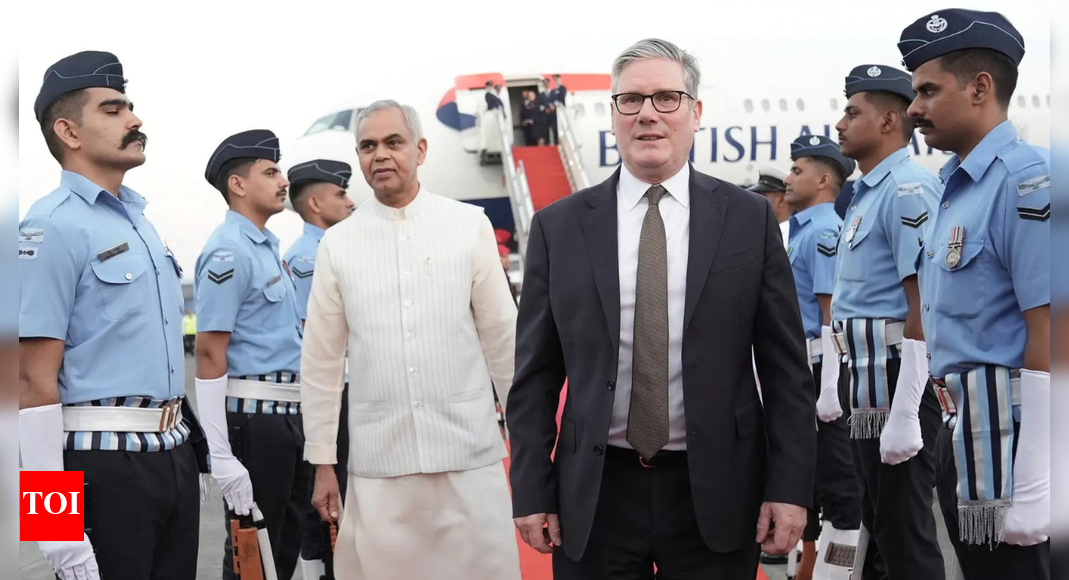 कीर स्टारर दो दिनों के लिए भारत में: ब्रिटेन के प्रधानमंत्री मुंबई पहुंचे; भारत-ब्रिटेन संबंधों पर चर्चा के लिए पीएम मोदी से मुलाकात | भारत समाचार