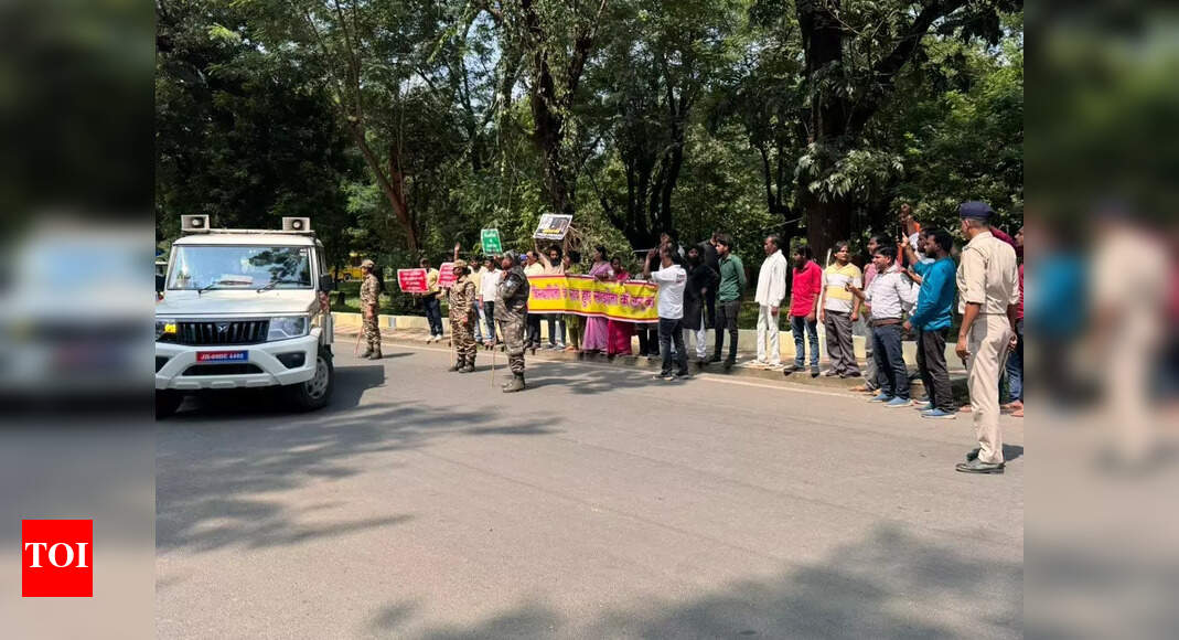 बोकारो के युवाओं द्वारा विरोध प्रदर्शन से परहेज किया गया, जबकि अधिकारियों ने स्टील मंत्रालय की यात्रा के दौरान काफिले को पुनर्निर्देशित किया। रांची न्यूज
