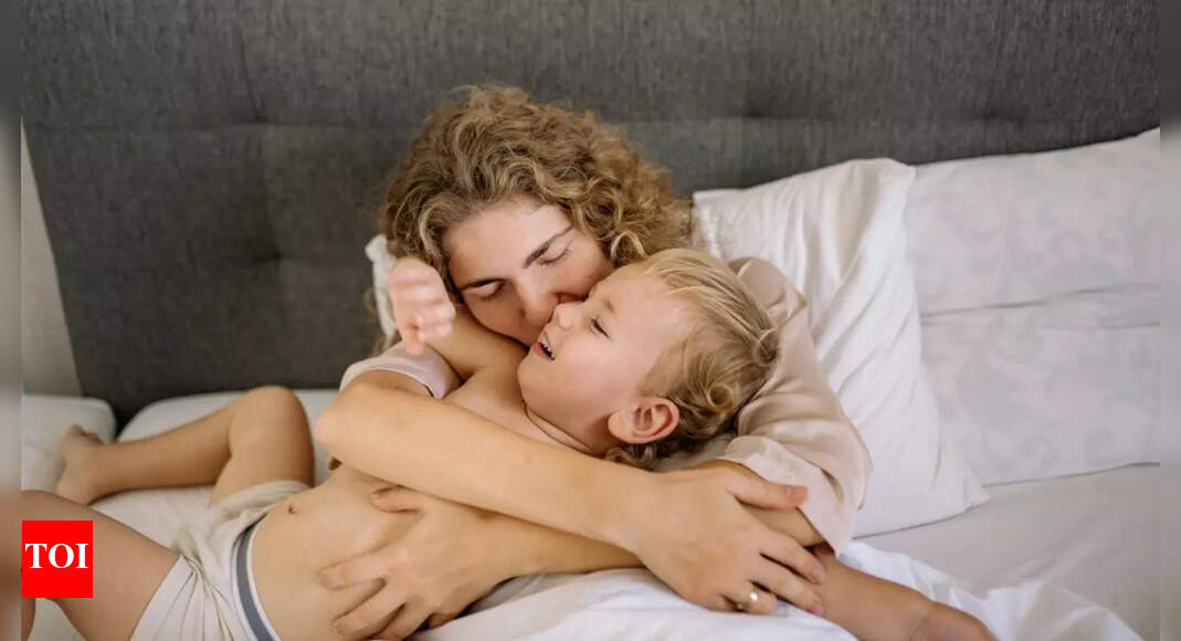 मनोवैज्ञानिकों का कहना है कि प्रशंसा आपके बच्चे की प्रेरणा को बर्बाद कर सकती है – इसे कैसे ठीक करें यहां बताया गया है