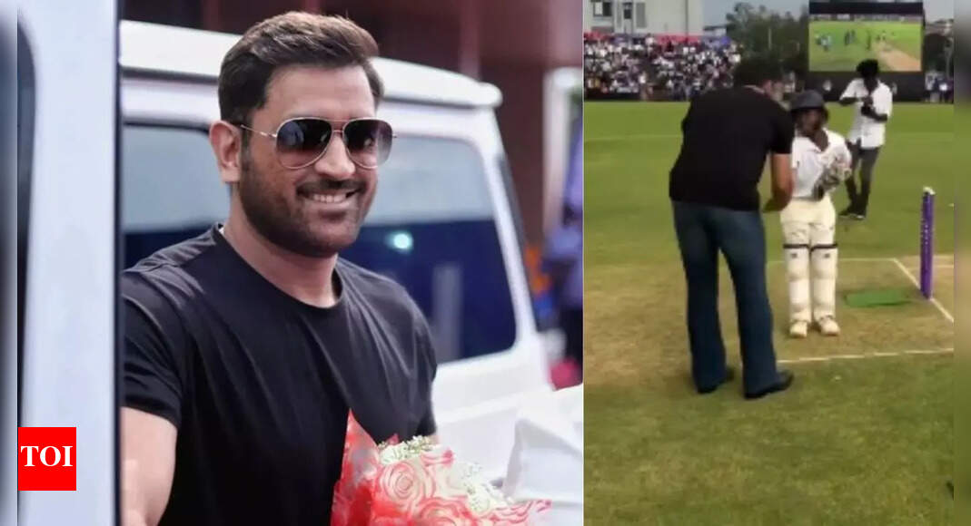 एक युवा प्रशंसक ने छुए एमएस धोनी के पैर; इसके बाद उसने जो किया वह आपका दिल पिघला देगा – देखें | क्रिकेट समाचार
