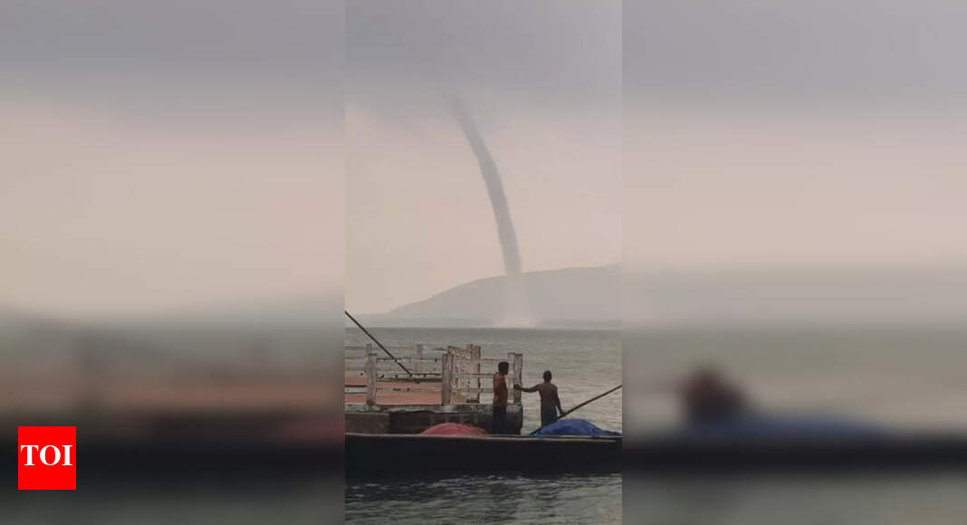 चिल्का झील में एक विशाल जलप्रपात मछुआरों और पर्यटकों को स्तब्ध कर देता है | भुबनेश्वर समाचार