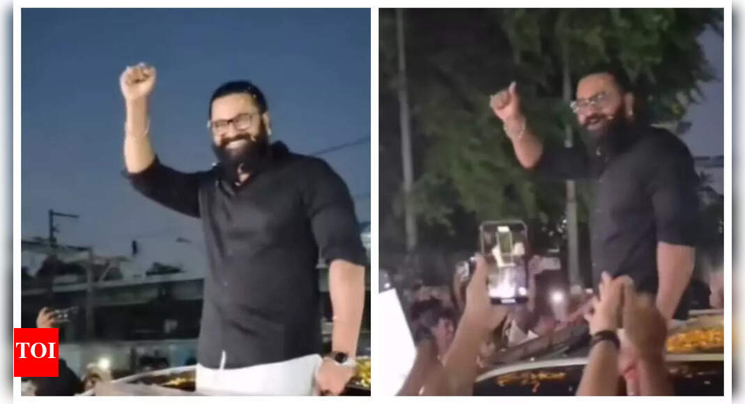 प्रशंसकों ने गेयटी गैलेक्सी में कंतारा चैप्टर 1 स्टार ऋषभ शेट्टी का फूलों से स्वागत किया – देखें |