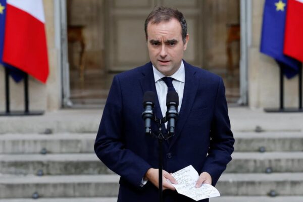 फ्रांस में राजनीतिक उथल-पुथल: प्रधान मंत्री सेबेस्टियन लेकोर्नू ने इमैनुएल मैक्रॉन के अस्थिर जहाज को स्थिर करने की कोशिश की और एक नई कैबिनेट पेश की