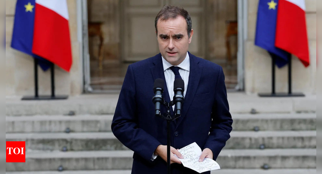 फ्रांस में राजनीतिक उथल-पुथल: प्रधान मंत्री सेबेस्टियन लेकोर्नू ने इमैनुएल मैक्रॉन के अस्थिर जहाज को स्थिर करने की कोशिश की और एक नई कैबिनेट पेश की