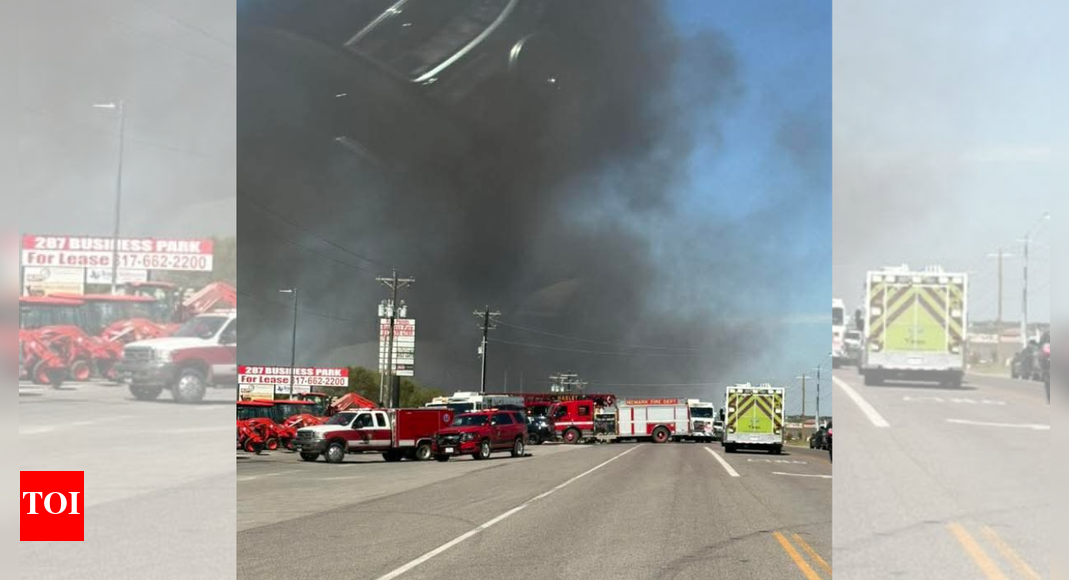 टेक्सास विमान दुर्घटना: फोर्ट वर्थ में हिक्स एयरफील्ड के पास कई ट्रकों की टक्कर के बाद भीषण आग लग गई