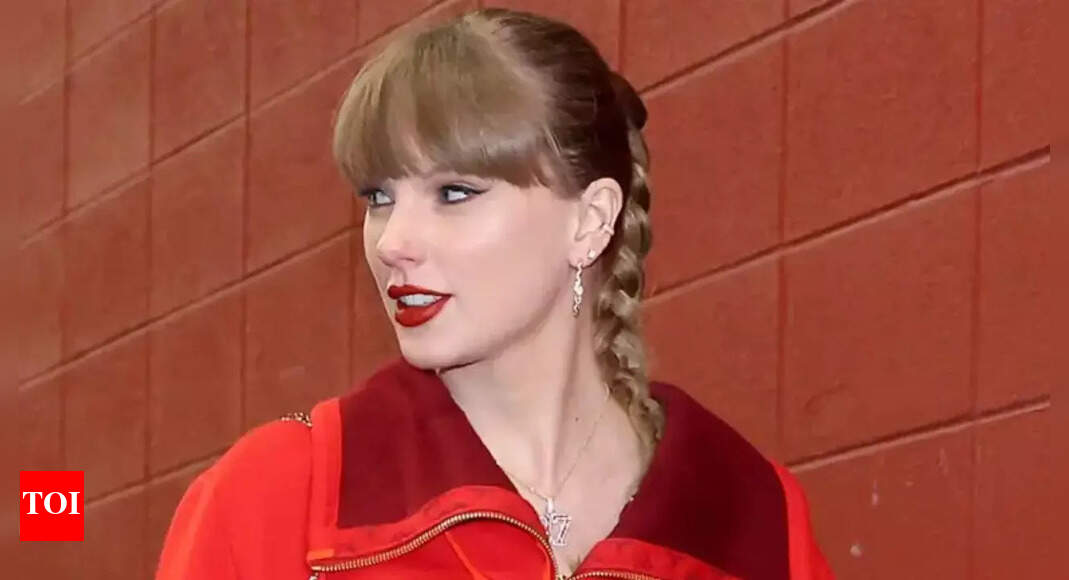 चीफ्स-लायंस शोडाउन के दौरान ट्रैविस केल्स को चीयर करते हुए टेलर स्विफ्ट ने बड़ी सगाई की अंगूठी दिखाई एनएफएल न्यूज़