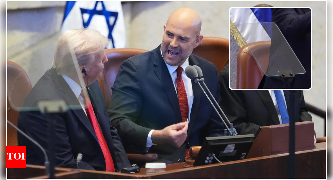 ‘यह अद्भुत तरीके से काम कर रहा है’: डोनाल्ड ट्रम्प के नेसेट भाषण से पहले इजरायली वक्ता ने संयुक्त राष्ट्र टेलीप्रॉम्प्टर की विफलता के बारे में मजाक किया – देखें