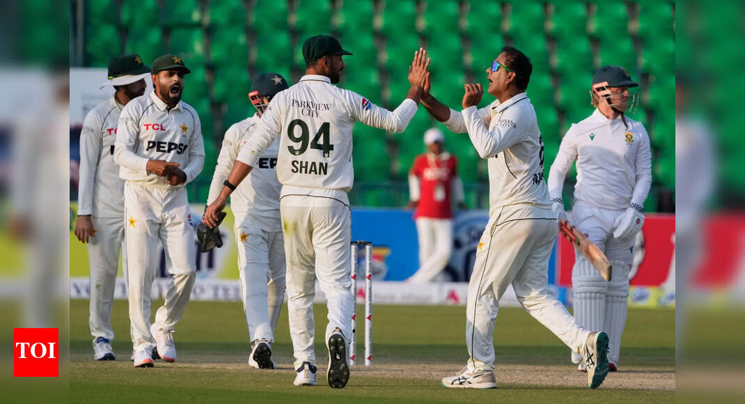 PAK बनाम SA, पहला टेस्ट: नोमान अली ने स्टंप्स तक दक्षिण अफ्रीका को 216-6 पर रोक दिया; टोनी डी ज़ोरज़ी 81 अपराजित के साथ मजबूत बने हुए हैं | क्रिकेट समाचार