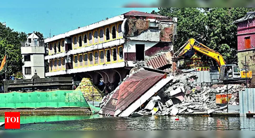 एनएमसी ने 34 साल पुरानी वस्त्रांतर गृह इमारत को तोड़ने का काम फिर से शुरू किया | नासिक समाचार