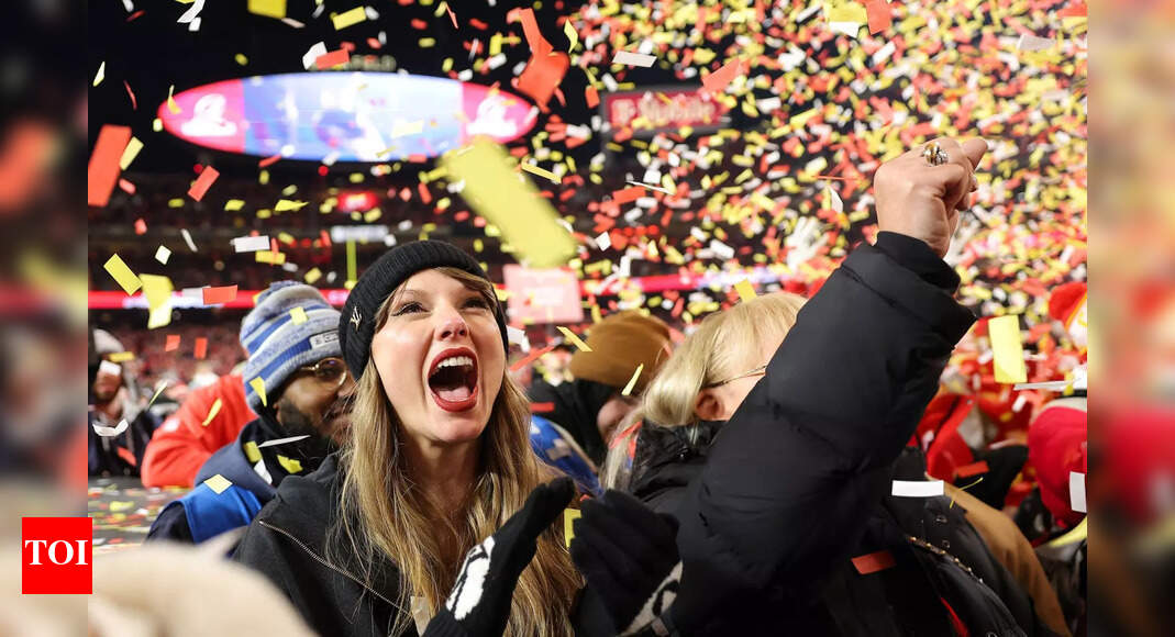 टेलर स्विफ्ट ने कैनसस सिटी चीफ्स गेम में युवा ट्रैविस केल्स प्रशंसक के साथ बातचीत करने के लिए सब कुछ रोक दिया | एनएफएल न्यूज़