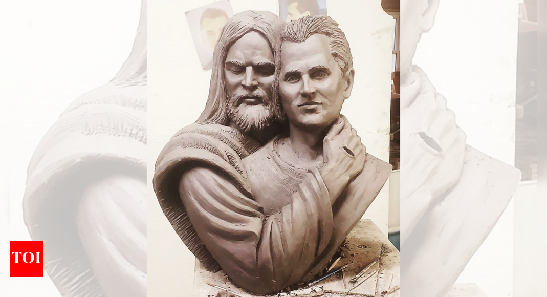 चार्ली किर्क की मूर्ति जिसमें यीशु को गले लगाते हुए दिखाया गया है, सोशल मीडिया पर ट्रोल हो रही है: “वह एक गुफावासी की तरह दिखता है”