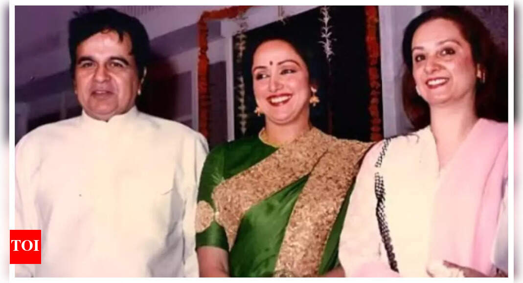 सायरा बानो ने दिलीप कुमार और हेमा मालिनी के जन्मदिन पर उनके साथ एक दुर्लभ तस्वीर साझा की और उनकी पहली मुलाकात को याद किया | हिंदी मूवी समाचार