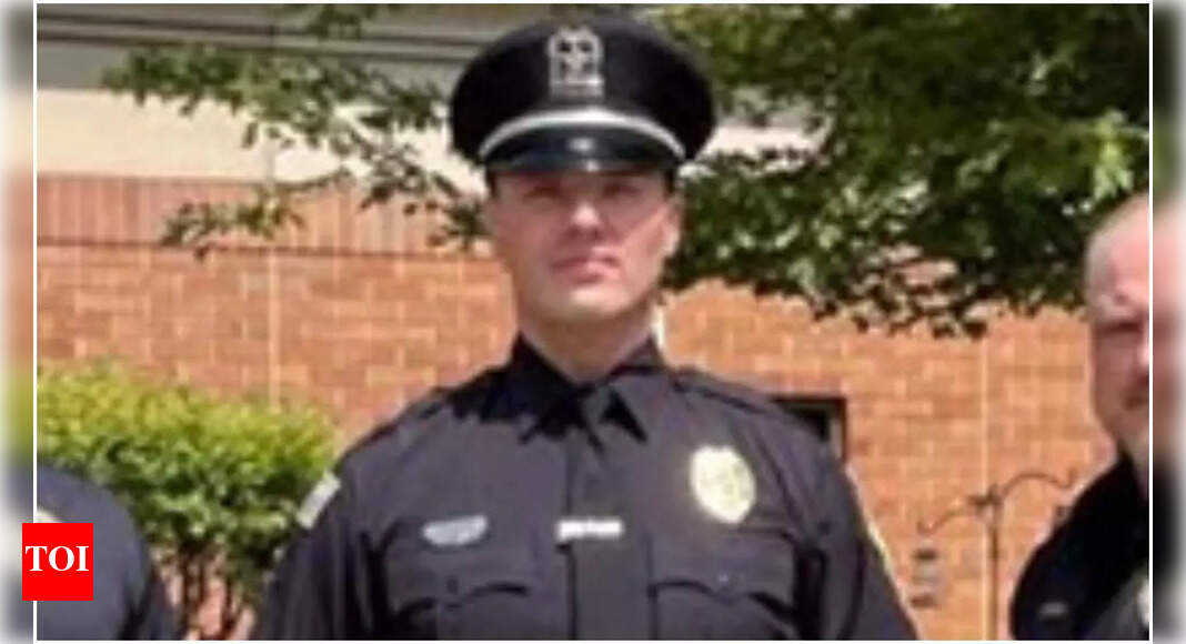 ‘कानून तोड़े गए’: आईसीई ने शिकागो में मोंटेनिग्रिन पुलिस अधिकारी को गिरफ्तार किया। कौन हैं राडुले बोजोविक? उसे हिरासत में क्यों लिया गया है?