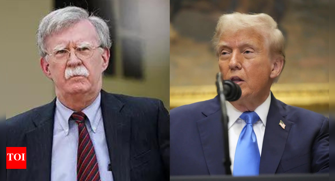 जॉन बोल्टन बनाम डोनाल्ड ट्रम्प: दोनों आरोपों की तुलना कैसे होती है – एक नज़दीकी नज़र