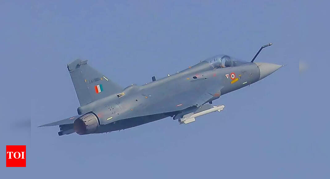 नासिक के पहले तेजस-एमके1ए ने पहली उड़ान पूरी की; जल तोप की सलामी मिलती है – देखें | भारत समाचार