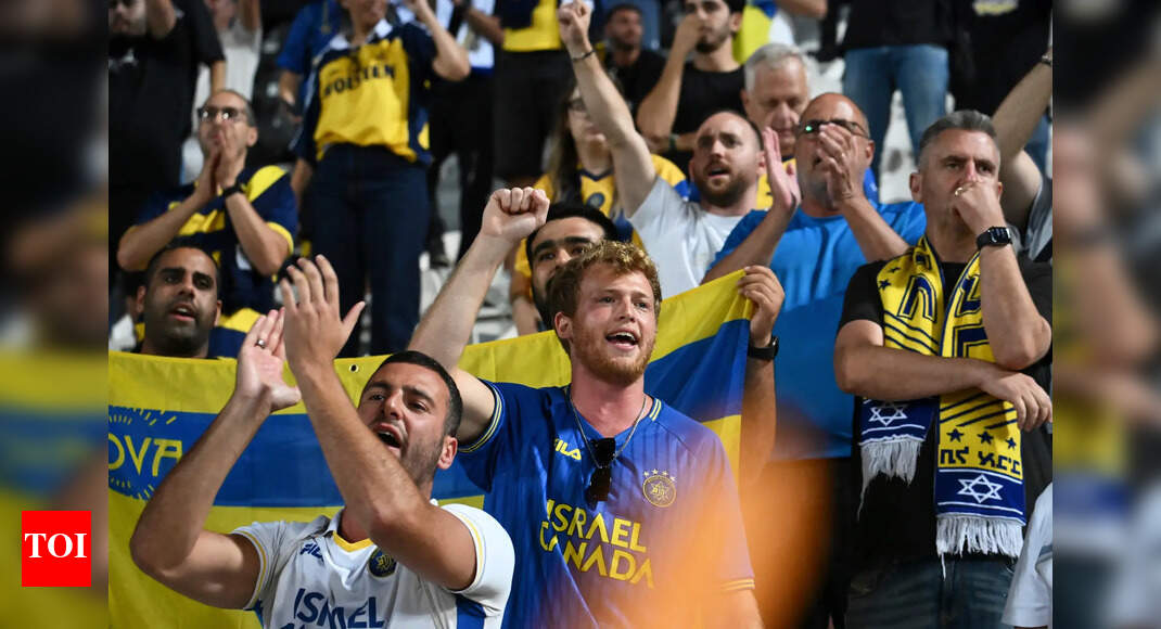 ‘शर्मनाक निर्णय!’: मकाबी तेल अवीव प्रशंसकों को एस्टन विला मैच से बाहर किए जाने के बाद इज़राइल ने ब्रिटिश अधिकारियों पर हमला किया | फुटबॉल समाचार