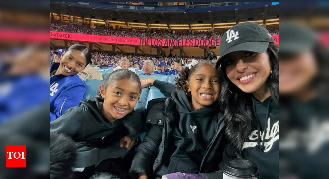 शोहे ओहतानी द्वारा लॉस एंजिल्स डोजर्स को एनएलसीएस में जीत दिलाने के बाद वैनेसा ब्रायंट और उनकी बेटियां खुशी से झूम उठीं | एनबीए न्यूज़
