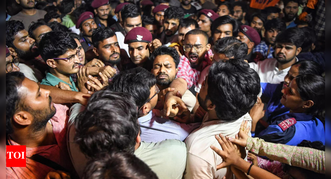 जेएनयू: दिल्ली पुलिस ने जेएनयूएसयू अध्यक्ष समेत 28 छात्रों को हिरासत में लिया; विरोध टकरावपूर्ण हो जाता है | भारत समाचार