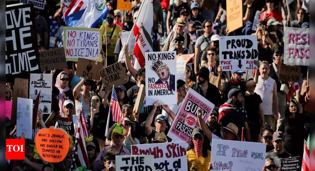 वेशभूषा, ढोल और मंत्र: ‘नो किंग्स’ विरोध प्रदर्शन ने अमेरिका में धूम मचा दी; ट्रम्प के ख़िलाफ़ लाखों लोग क्यों मार्च कर रहे हैं?