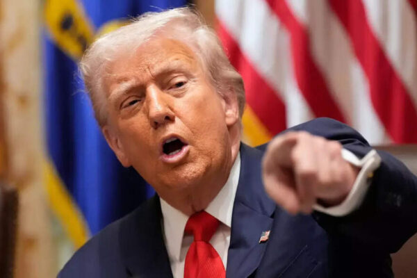 ‘आपको उसे तोड़ने की अनुमति नहीं है’: व्हाइट हाउस के 400 साल पुराने शीशे से टकराने के बाद डोनाल्ड ट्रंप ने कैमरामैन को डांटा – देखें