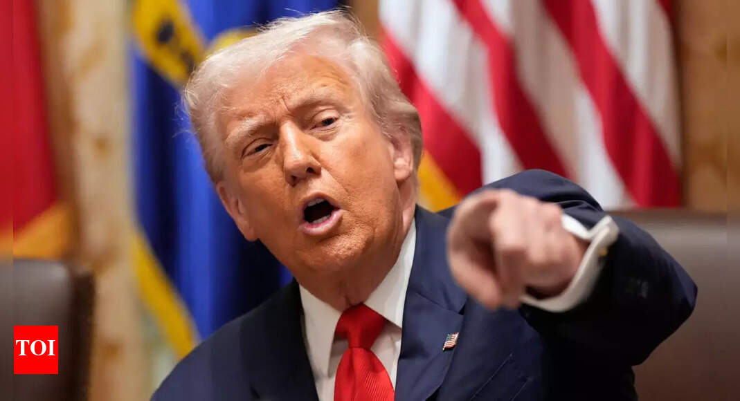 ‘आपको उसे तोड़ने की अनुमति नहीं है’: व्हाइट हाउस के 400 साल पुराने शीशे से टकराने के बाद डोनाल्ड ट्रंप ने कैमरामैन को डांटा – देखें