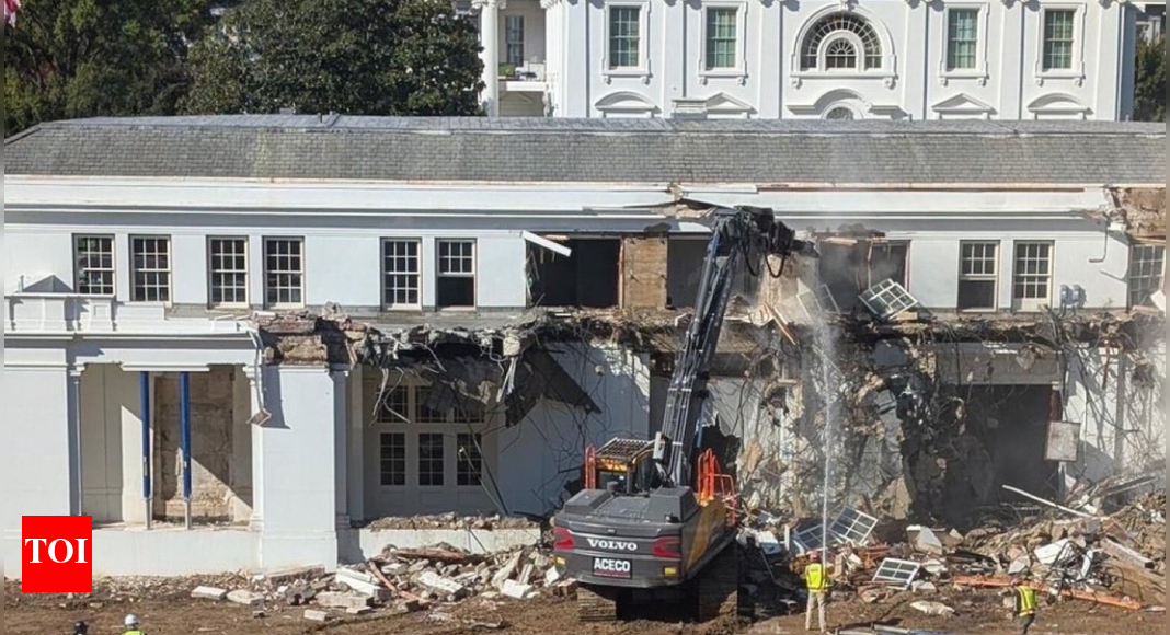 व्हाइट हाउस के पूर्वी विंग का विध्वंस शुरू हो गया क्योंकि डोनाल्ड ट्रम्प ने पहला राष्ट्रपति बॉलरूम बनाया | विश्व समाचार