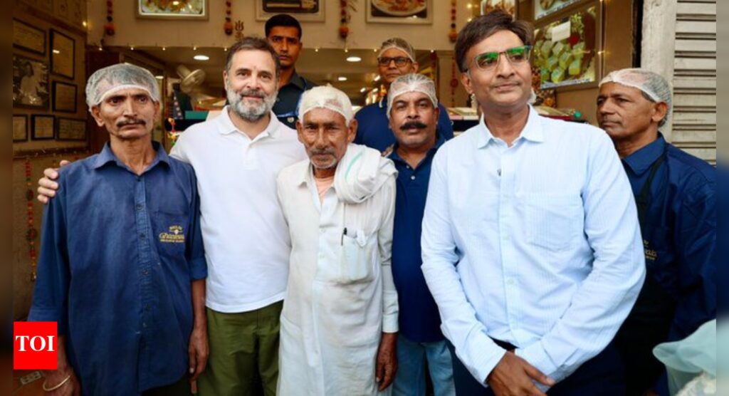 ‘राहुल जी, जल्दी शादी कर लीजिए, मुझे शादी का ऑर्डर चाहिए’: राहुल गांधी दिल्ली में घंटेवाला की दुकान पर बनाते हैं पारंपरिक मिठाइयां | दिल्ली समाचार