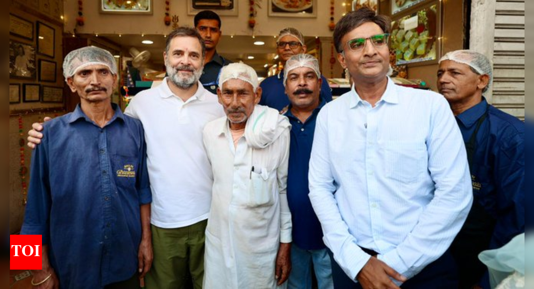‘राहुल जी, जल्दी शादी कर लीजिए, मुझे शादी का ऑर्डर चाहिए’: राहुल गांधी दिल्ली में घंटेवाला की दुकान पर बनाते हैं पारंपरिक मिठाइयां | दिल्ली समाचार