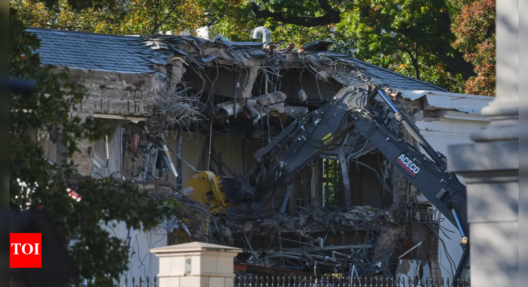 देखें: व्हाइट हाउस का एक हिस्सा ढहते ही बुलडोजर आगे बढ़े; ट्रम्प एक भव्य बॉलरूम बनाने की तैयारी में हैं