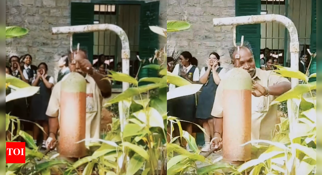 देखें: 38 साल की सेवा के बाद चपरासी ने आखिरी बार बजाई स्कूल की घंटी; विद्यार्थियों ने दी विशेष विदाई | भारत समाचार