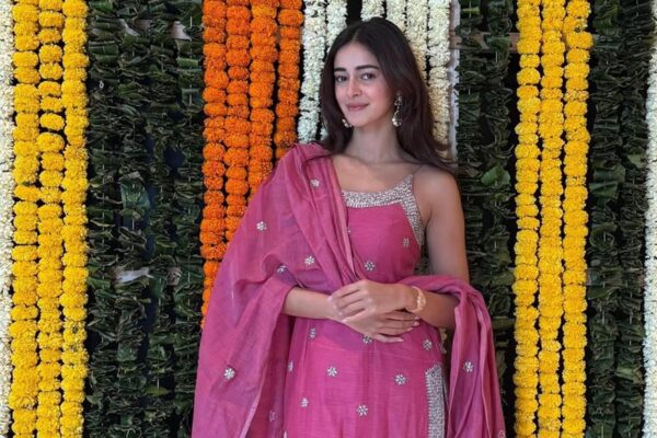 अनन्या पांडे ने अपनी मां का विंटेज रोहित बाल सूट पहना है और इसे पारंपरिक परिधान ऊर्जा दे रही हैं! |