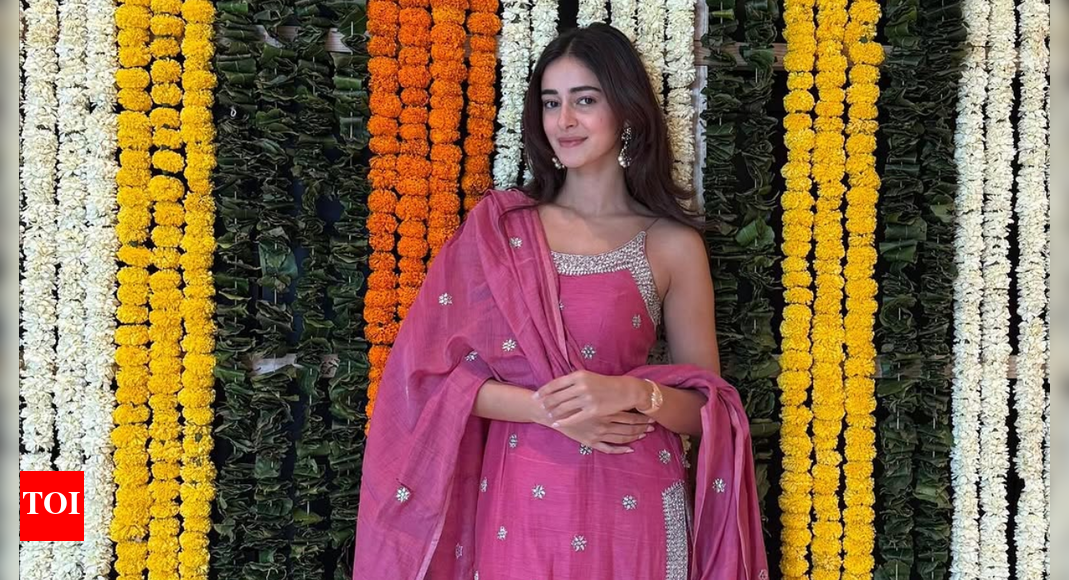 अनन्या पांडे ने अपनी मां का विंटेज रोहित बाल सूट पहना है और इसे पारंपरिक परिधान ऊर्जा दे रही हैं! |