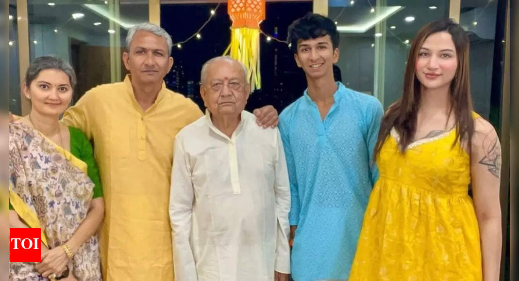 3 लाख और गिनती! अपने परिवर्तन के बाद पहली बार, अनाया और उनके पिता संजय बांगर एक साथ नज़र आए; फोटो वायरल | मैदान से बाहर की ख़बरें