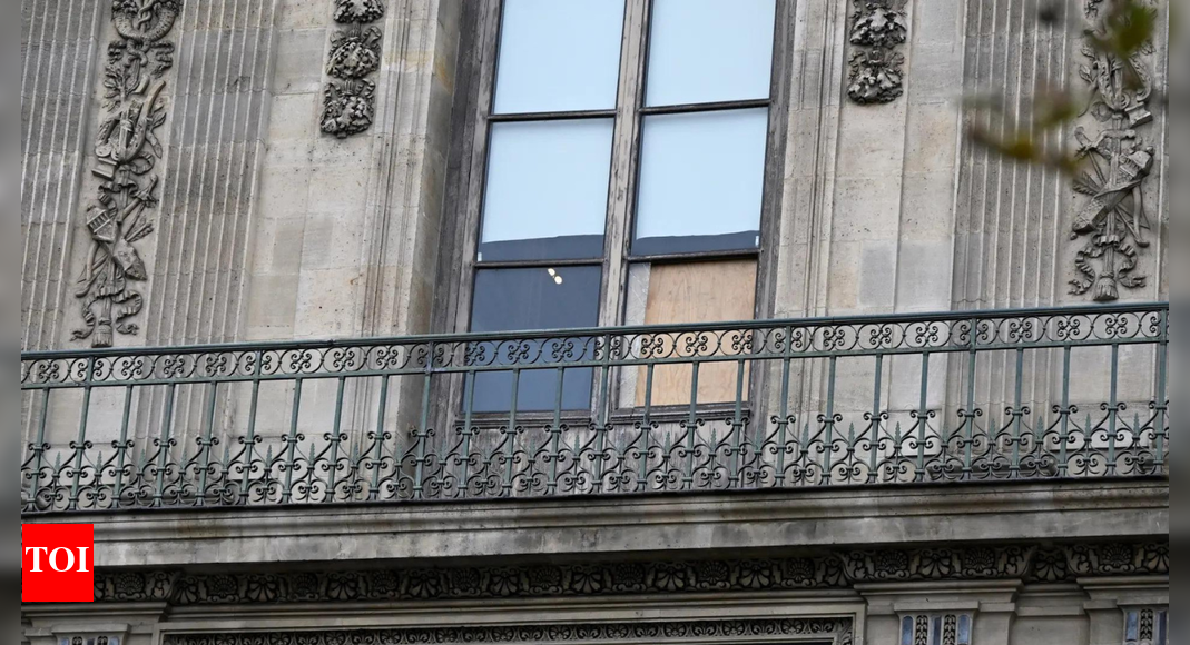 लौवर डकैती: अपराध स्थल की छवियों से सबूतों के बीच एक ब्लोटरच और एक एंगल ग्राइंडर का पता चलता है – देखें