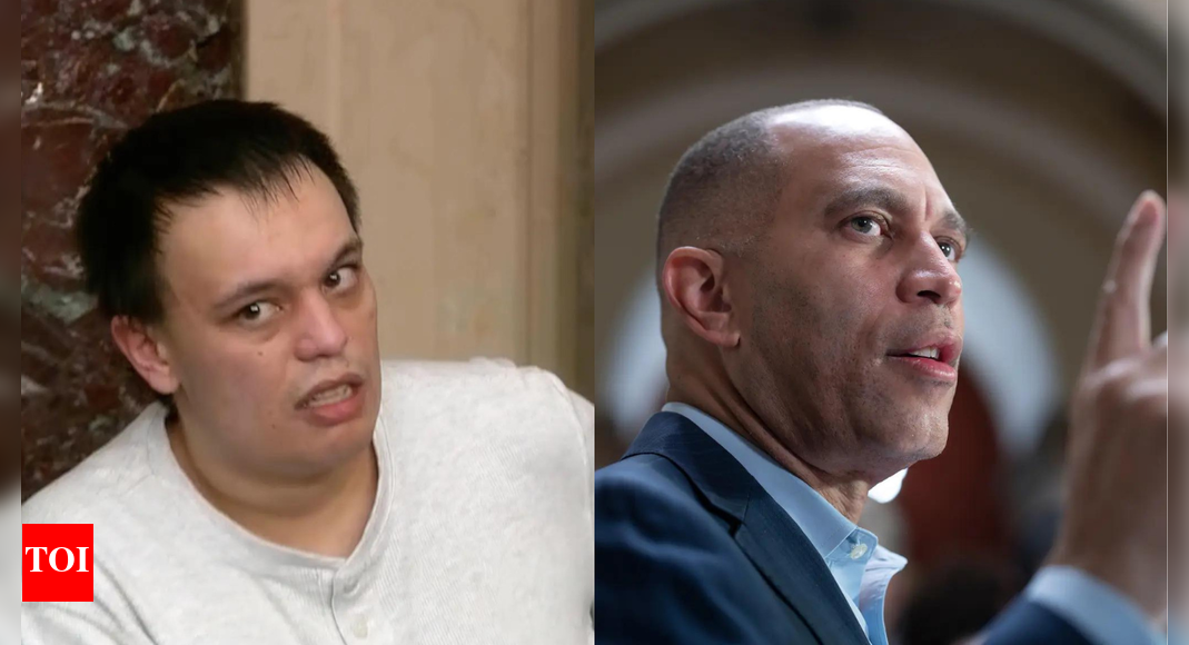 हकीम जेफ़रीज़ को जान से मारने की धमकी देने के आरोप में 6 जनवरी को गिरफ्तार किए गए दंगाई को डोनाल्ड ट्रम्प ने माफ़ कर दिया: ‘हम इस आतंकवादी को जीवित नहीं रहने दे सकते’