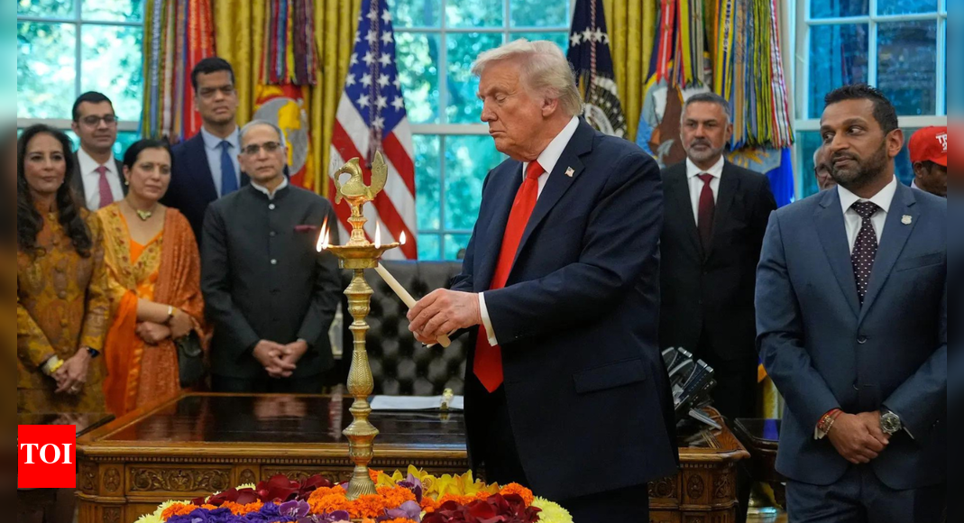 व्हाइट हाउस में दिवाली: डोनाल्ड ट्रंप ने जलाए दीये और कहा, ‘पीएम मोदी से बात की, व्यापार और पाकिस्तान पर चर्चा की’ – देखें