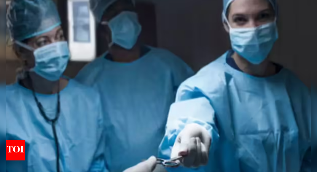 देहरादून भयावहता: प्रसव के दौरान डॉक्टरों द्वारा शरीर के अंदर पट्टी छोड़ने से महिला की मौत; 4 सदस्य पैनल सेटिंग्स | भारत समाचार