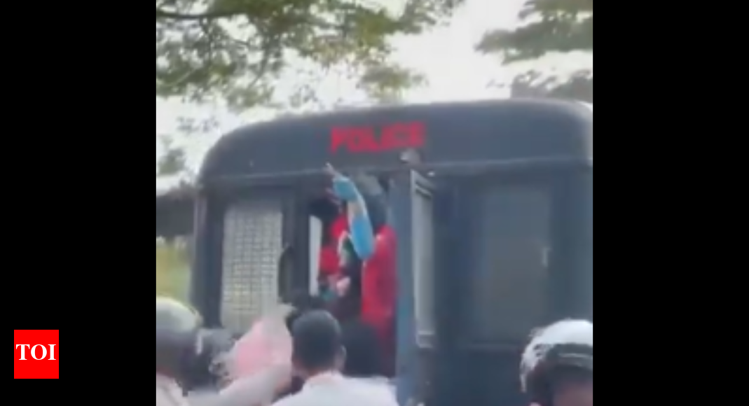 ‘हिंदू आस्था का अपमान’: पश्चिम बंगाल में काली की मूर्ति को ‘अपवित्र’ करने और जेल वैन में ले जाने के बाद बीजेपी; टीएमसी का पलटवार | भारत समाचार