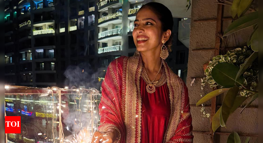 मालविका मोहनन ने परिवार के साथ मनाई दिवाली 2025 |