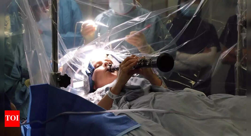 पार्किंसंस से पीड़ित ब्रिटिश महिला गहरी मस्तिष्क उत्तेजना सर्जरी के दौरान शहनाई बजाती है; आगे यही होगा |