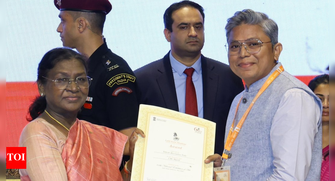 राष्ट्रपति द्रौपदी मुर्मू ने महाराष्ट्र के चित्रकार नीलेश वेदे को उनकी कलाकृति ‘आई, माईसेल्फ एंड माईसेल्फ’ के लिए राष्ट्रीय पुरस्कार से सम्मानित किया | भारत समाचार