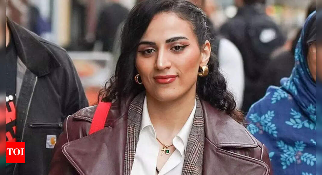 7 अक्टूबर के हमास हमले का समर्थन करने का आरोपी ब्रिटिश-फिलिस्तीनी डॉक्टर 7 नंबर वाला सोने का हार पहनता है और उसे प्रतिक्रिया का सामना करना पड़ता है: ‘नस्लवादी, यहूदी विरोधी’